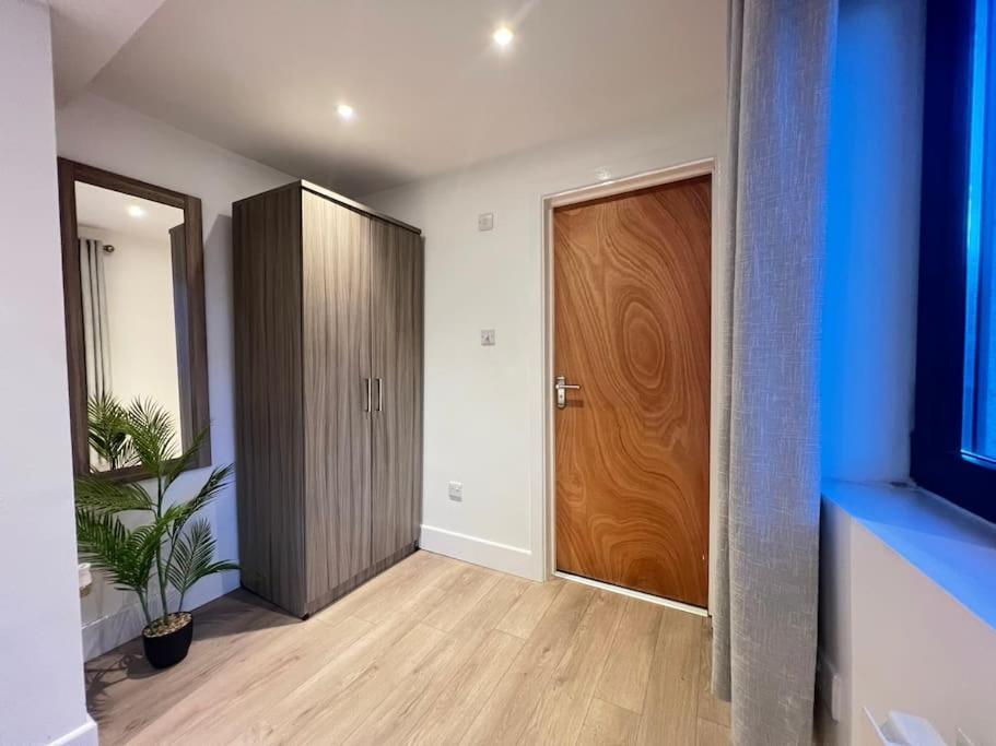 Master Suite In Central Southampton Exterior photo